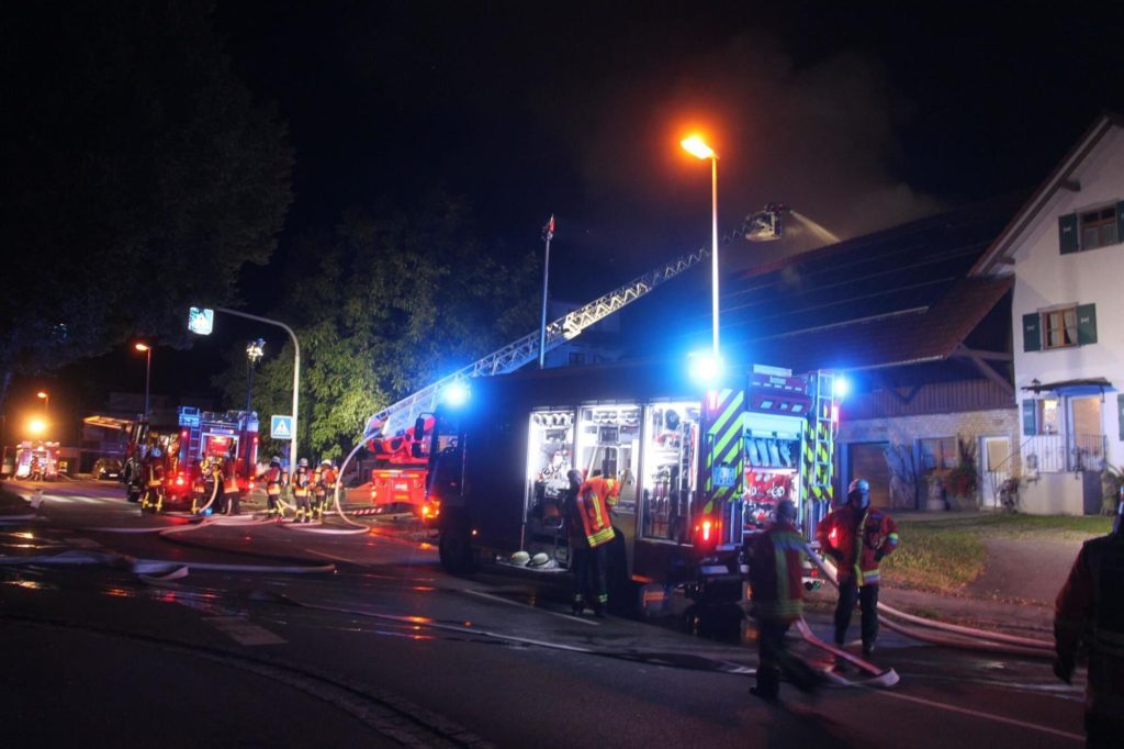 Feuerwehrleute riskieren zu jeder Tages- und Nachtzeit, wie hier zuletzt bei einem Brand in Primisweiler, ihre Gesundheit, um anderen Menschen zu helfen. (Foto: swe)